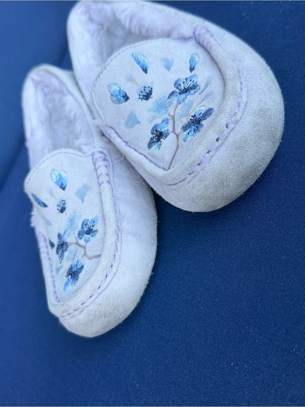 UGG Ansley Blossom Slippers Nightfall Suede Floral Embroidery Womens Size 6 Cozy - Picture 3 of 16